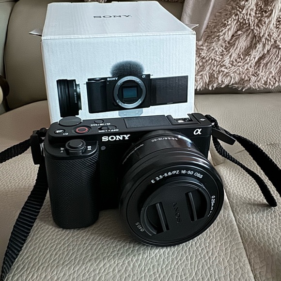 Sony - Alpha ZV-E10 Kit Mirrorless Camera with 16-50mm Lens - Black| - Picture 1 of 7